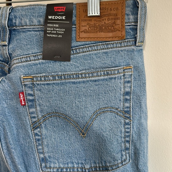 NWT Levi’s High-Rise Wedgie Jeans - Picture 5 of 5